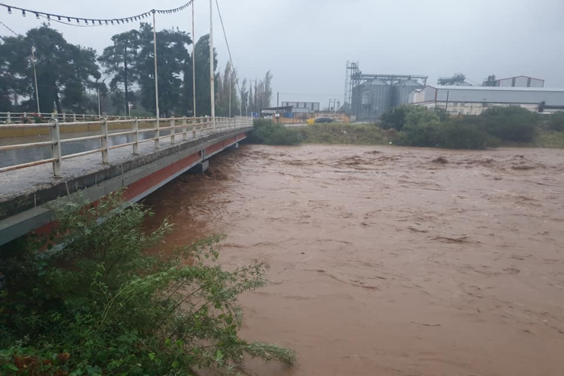 Κακοκαιρία Ιανός: Υπάρχουν εγκλωβισμένοι στον Αλμυρό – Επιχείρηση της ΕΜΑΚ