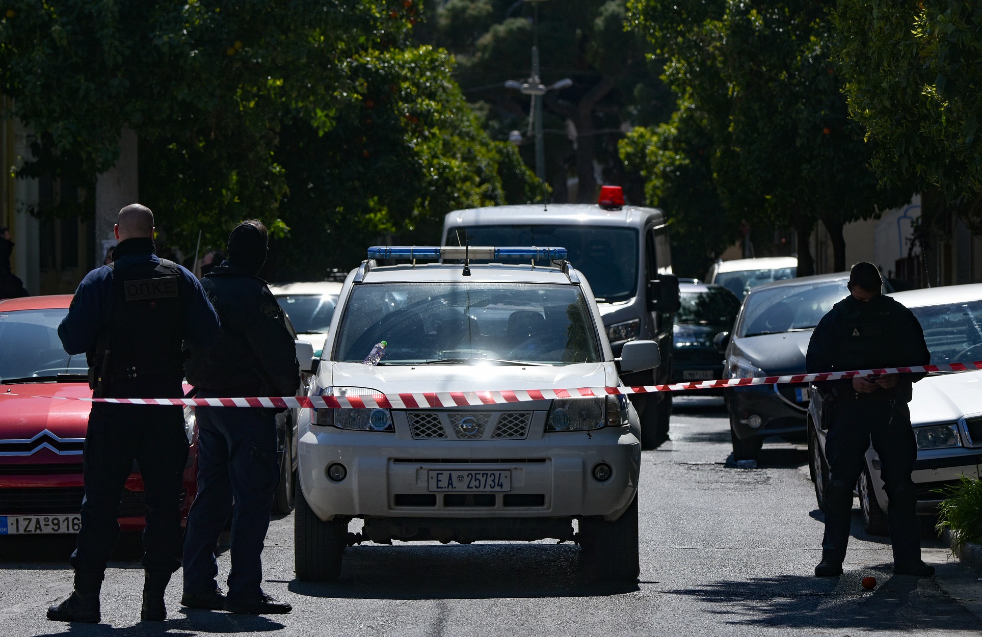 Κουκάκι αντιτρομοκρατική: Γιάφκα με όπλα και εκρηκτικά εντοπίστηκε στην περιοχή – Τρεις συλλήψεις