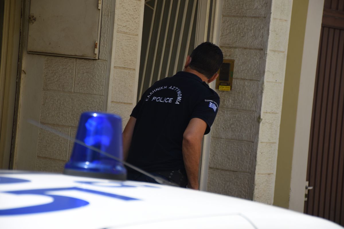 Περιστέρι: Έκλεψαν το όπλο αστυνομικού από το διαμέρισμά του