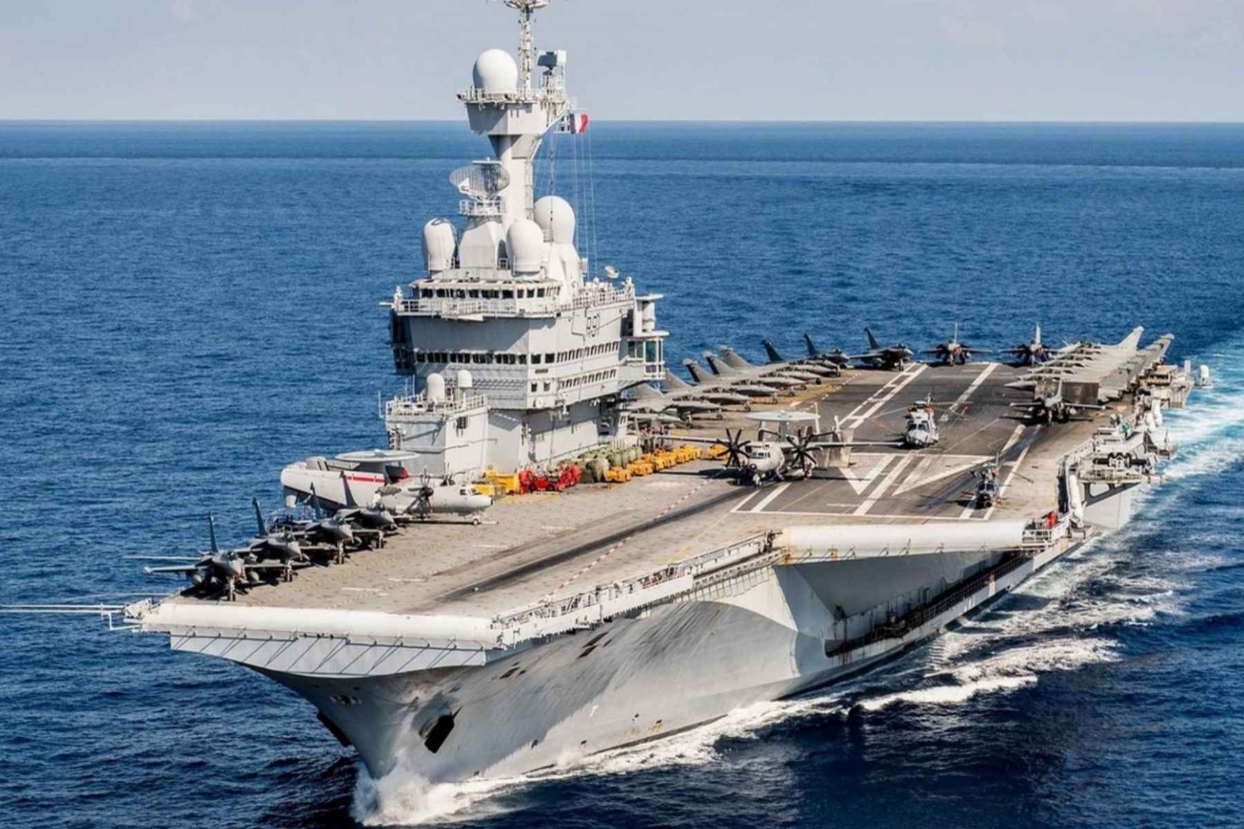 Το Σαρλ ντε Γκολ μπαίνει μπροστά από το Καστελόριζο