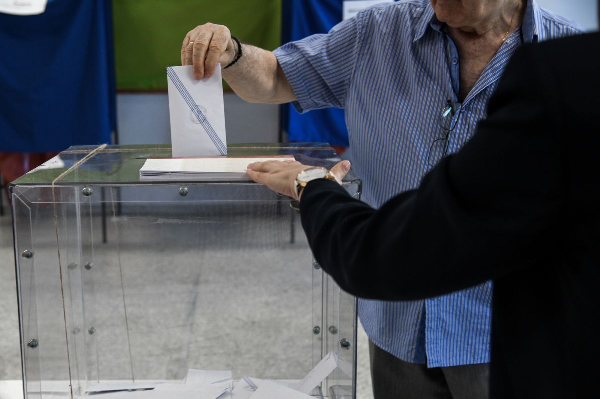 Δημοσκόπηση MRB: Στο 15,9% το προβάδισμα της ΝΔ με τον ΣΥΡΙΖΑ