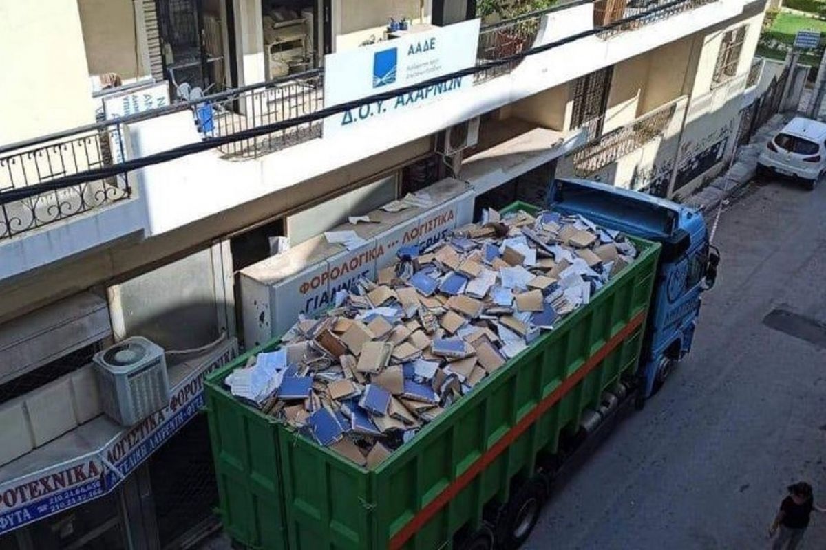 Στη ΔΟΥ Αχαρνών φόρτωσαν σε φορτηγό τους φακέλους των φορολογουμένων