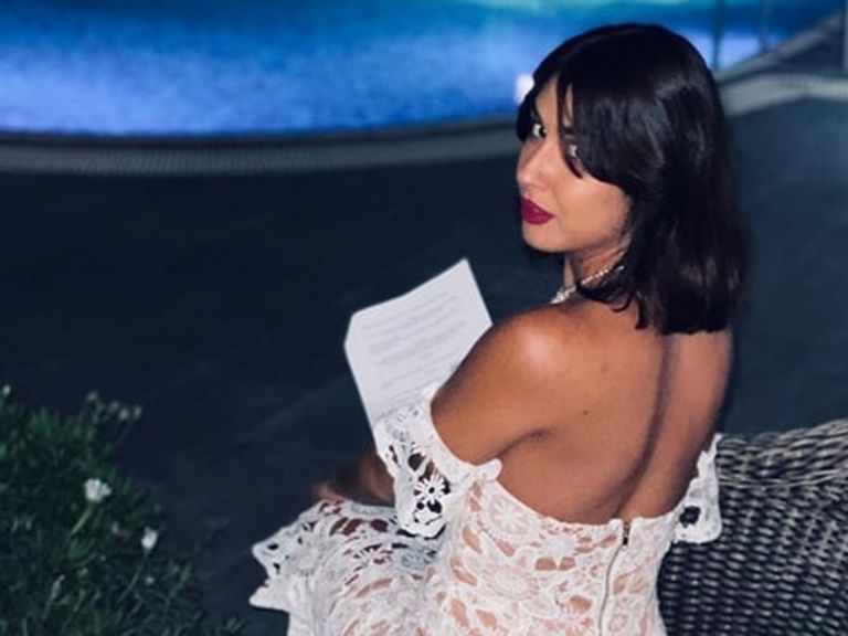 Έλενα Κρεμλίδου Instagram: Η παρουσιάστρια σε πόζες που ενθουσιάζουν