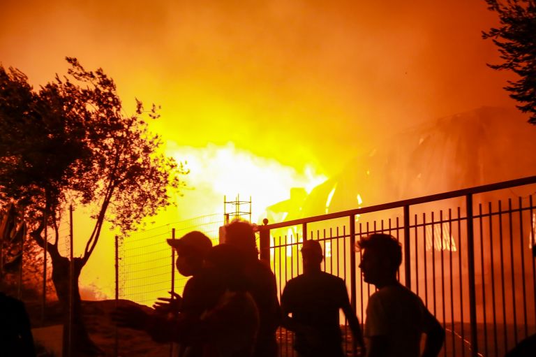 Μόρια: Στη Λέσβο δυνάμεις των ΜΑΤ – Ολοσχερής η καταστροφή στη δομή