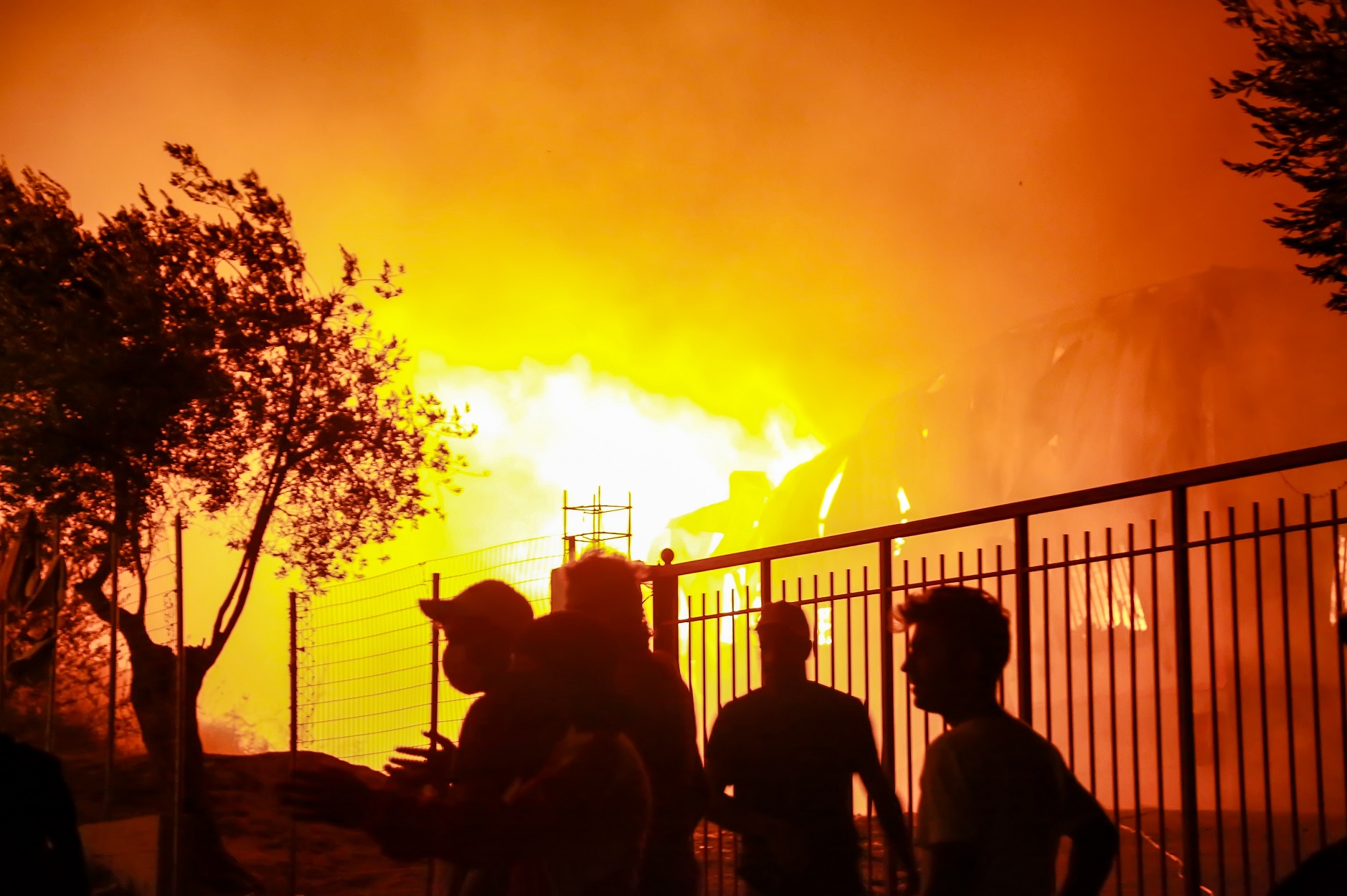 Μόρια: Στη Λέσβο δυνάμεις των ΜΑΤ – Ολοσχερής η καταστροφή στη δομή