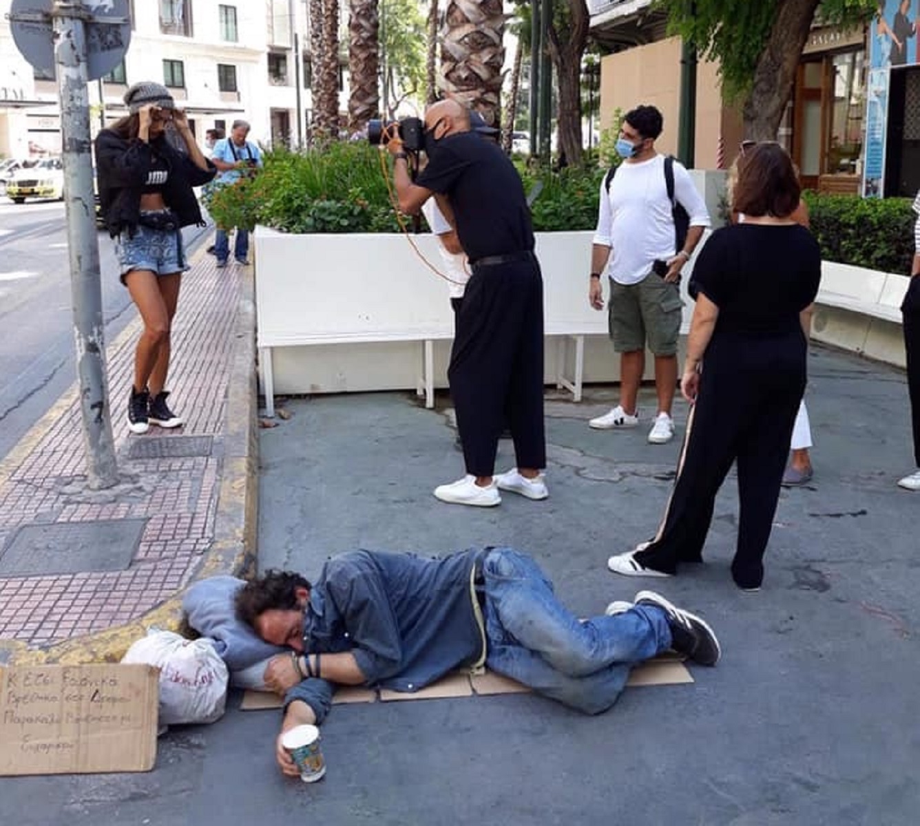 Η φωτογράφιση στο κέντρο της Αθήνας που προκαλεί