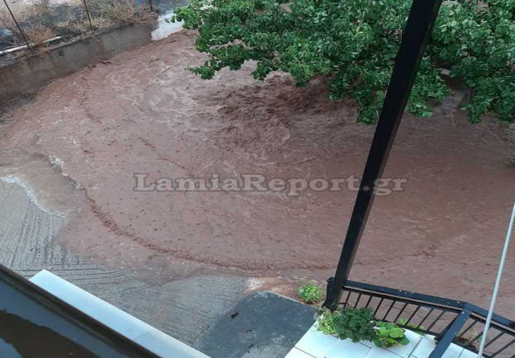 Κακοκαιρία Φθιώτιδα: Εγκλωβισμένοι άνθρωποι σε σπίτια και αυτοκίνητα