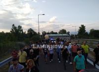 Καμένα Βούρλα προσφυγόπουλα: Έκλεισαν την Εθνική Οδό για διαμαρτυρία – Κλείνουν και τα σχολεία
