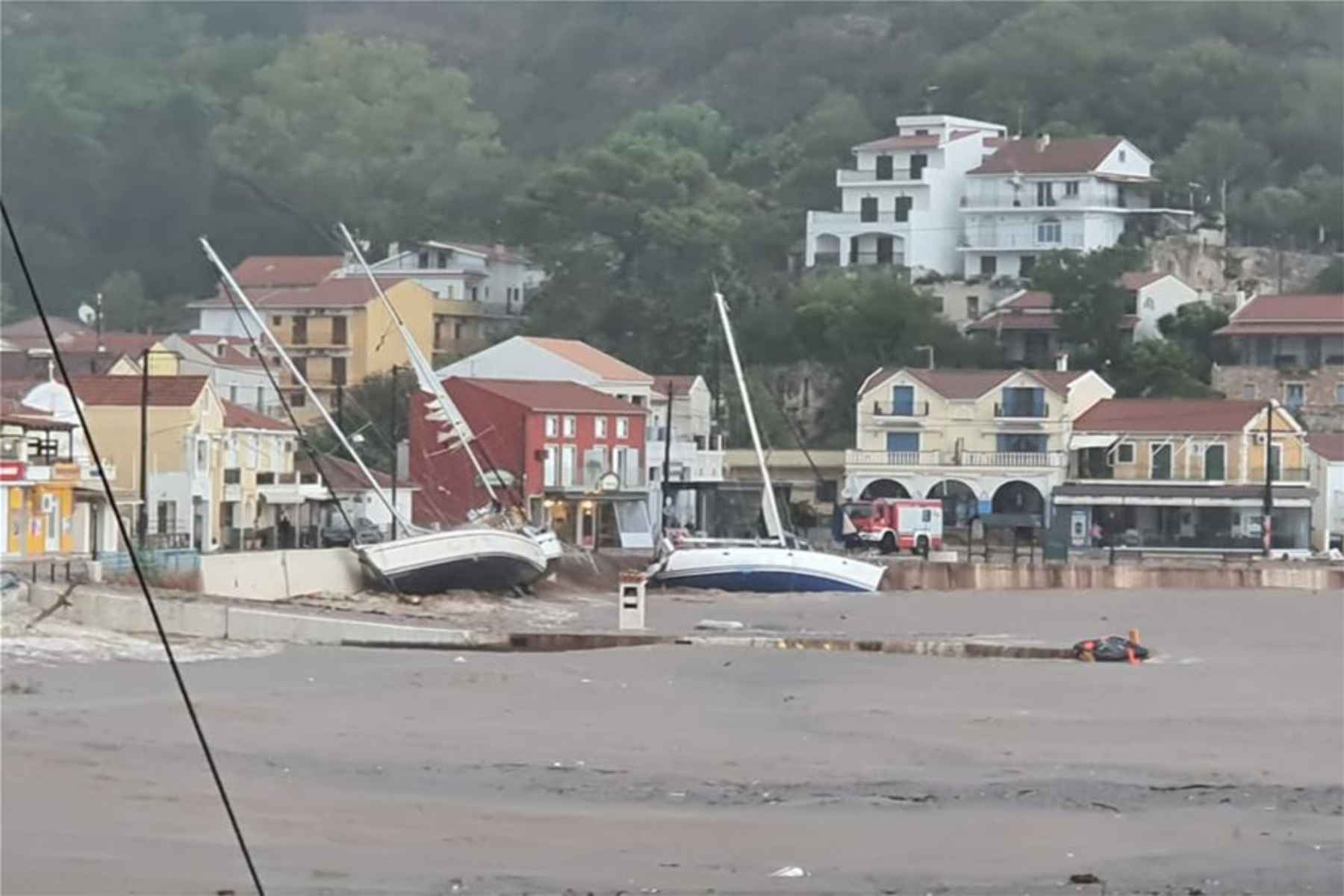 Κακοκαιρία «Ιανός»: Συγκλονιστικό βίντεο στη Σάμη Κεφαλονιάς