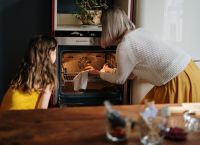Πώς να μην κολλήσει το κέικ στη φόρμα Πώς να μην κολλήσει το κέικ στη φόρμα