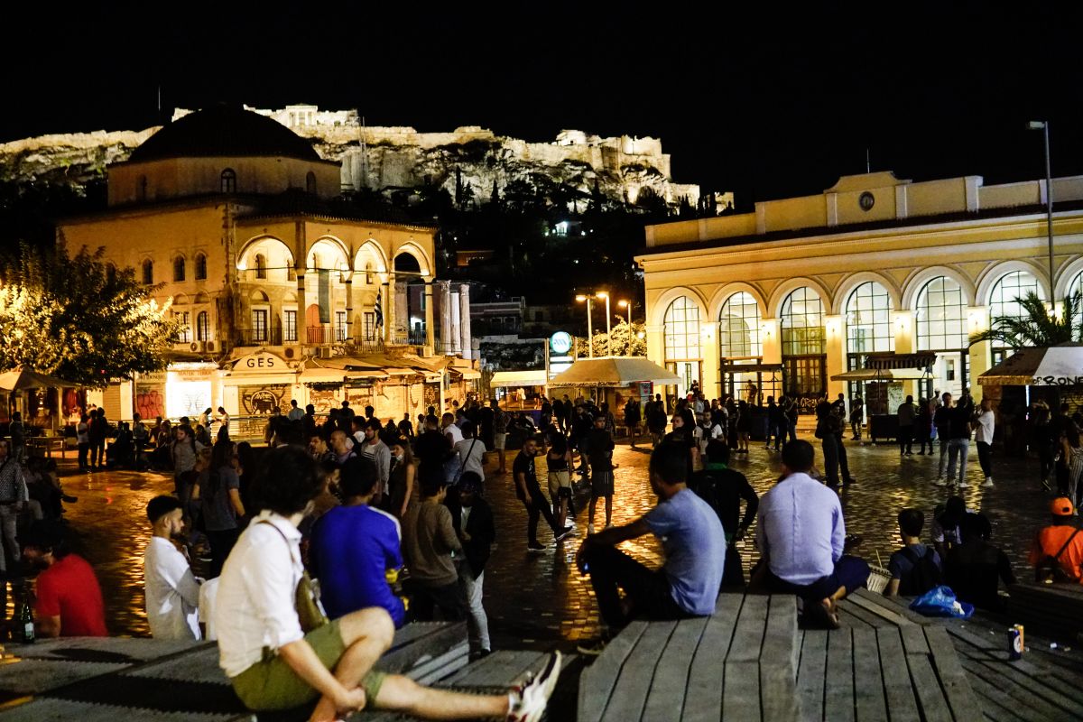 Συνωστισμός πλατείες: Η πρώτη νύχτα στην Αττική με τα νέα μέτρα