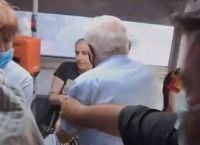 Λεωφορείο κορωνοϊός: Στα χέρια πιάστηκαν ηλικιωμένος με γυναίκα που δεν φορούσε μάσκα [vid]