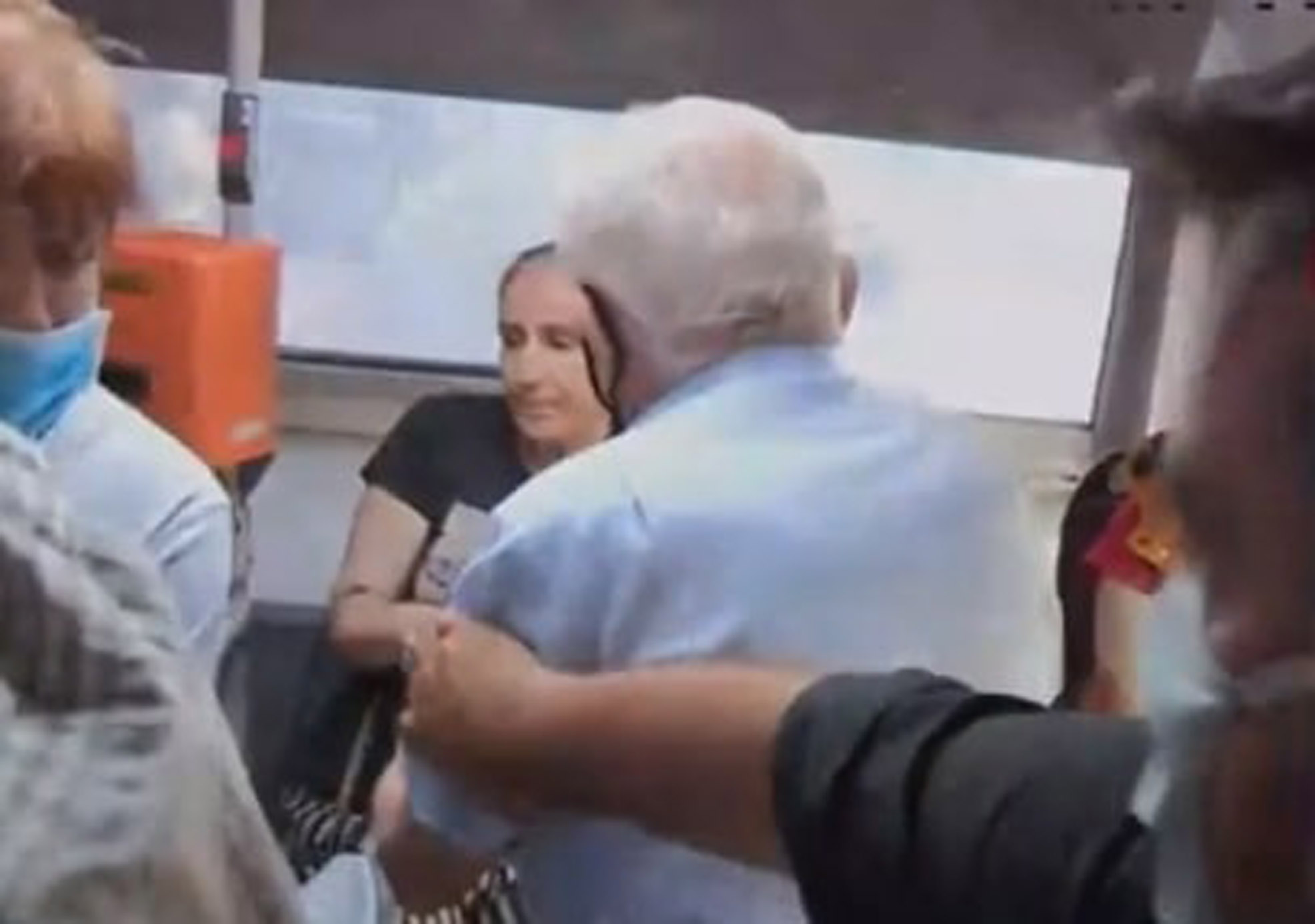 Λεωφορείο κορωνοϊός: Στα χέρια πιάστηκαν ηλικιωμένος με γυναίκα που δεν φορούσε μάσκα [vid]