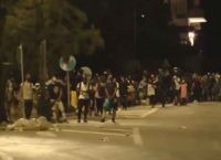 Μόρια φωτιά: Επεισόδια με πέτρες και δακρυγόνα – Με χημικά απωθούν τους μετανάστες οι αστυνομικοί Μόρια φωτιά: Επεισόδια με πέτρες και δακρυγόνα – Με χημικά απωθούν τους μετανάστες οι αστυνομικοί