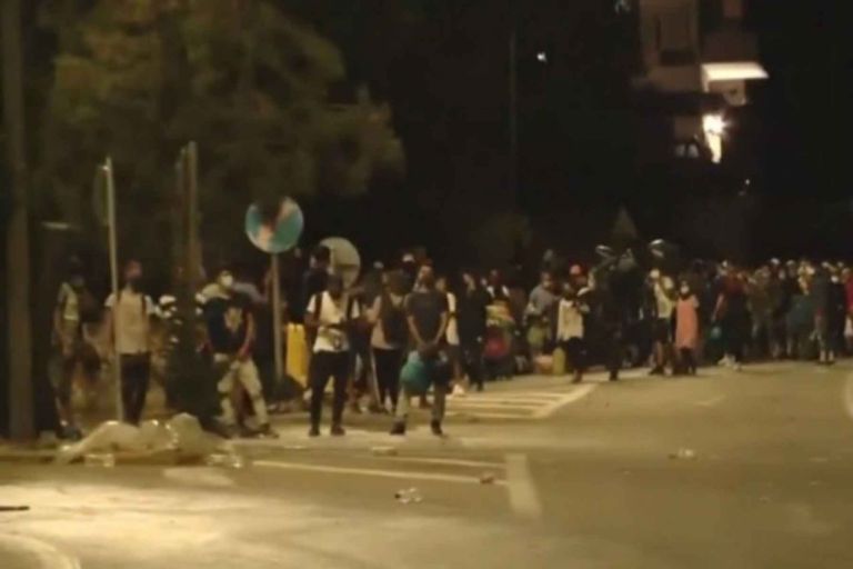 Μόρια φωτιά: Επεισόδια με πέτρες και δακρυγόνα – Με χημικά απωθούν τους μετανάστες οι αστυνομικοί
