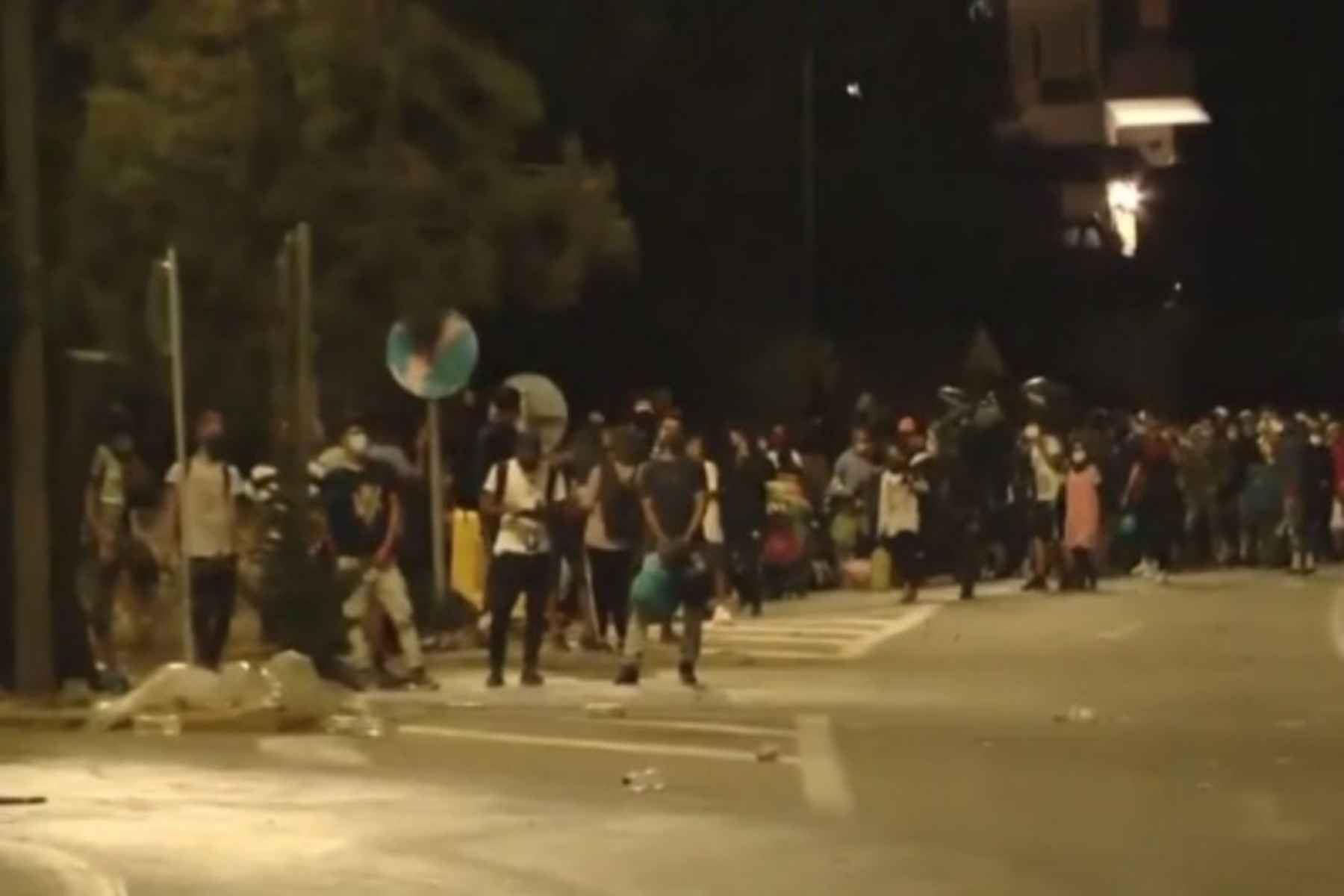Μόρια φωτιά: Επεισόδια με πέτρες και δακρυγόνα – Με χημικά απωθούν τους μετανάστες οι αστυνομικοί
