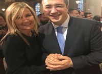 Δείτε το δώρο του Απόστολου Τζιτζικώστα στη Μαρέβα Μητσοτάκη