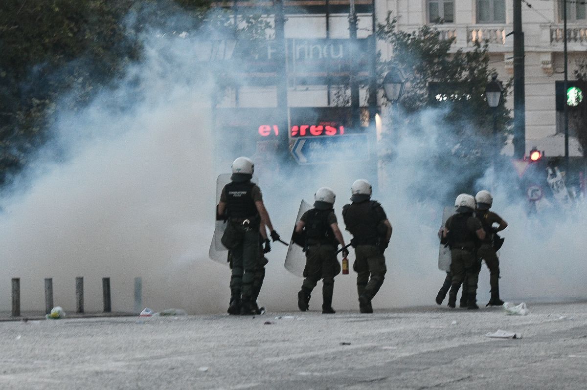 Επεισόδια τώρα: Συμπλοκές και χημικά μπροστά από το μνημείο του Άγνωστου Στρατιώτη