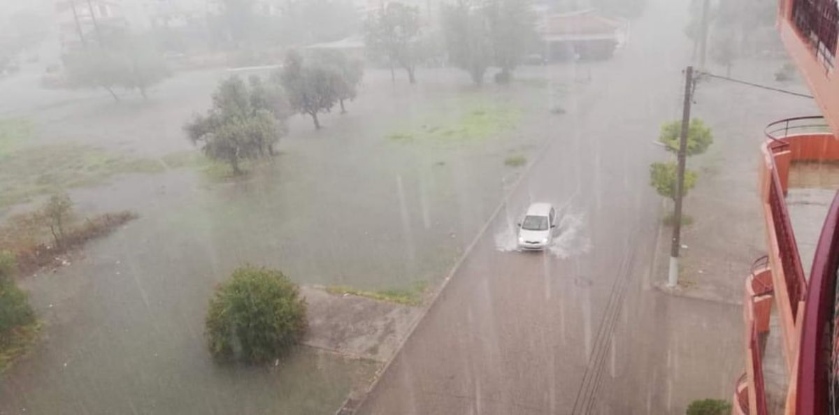 Μεσολόγγι πλημμύρες: Μέσα σε λίγα λεπτά οι δρόμοι έγιναν λίμνες [pics – vid]
