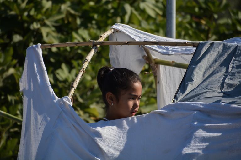 Μόρια μετανάστες: Στο Καρά Τεπέ ο πρόχειρος καταυλισμός – Εικόνες χάους στους δρόμους [pics+vid]
