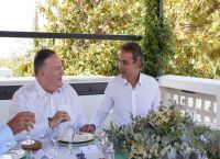 Μητσοτάκης Πομπέο: Οι πρώτες εικόνες από το γεύμα εργασίας στο πατρικό σπίτι του πρωθυπουργού στα Χανιά