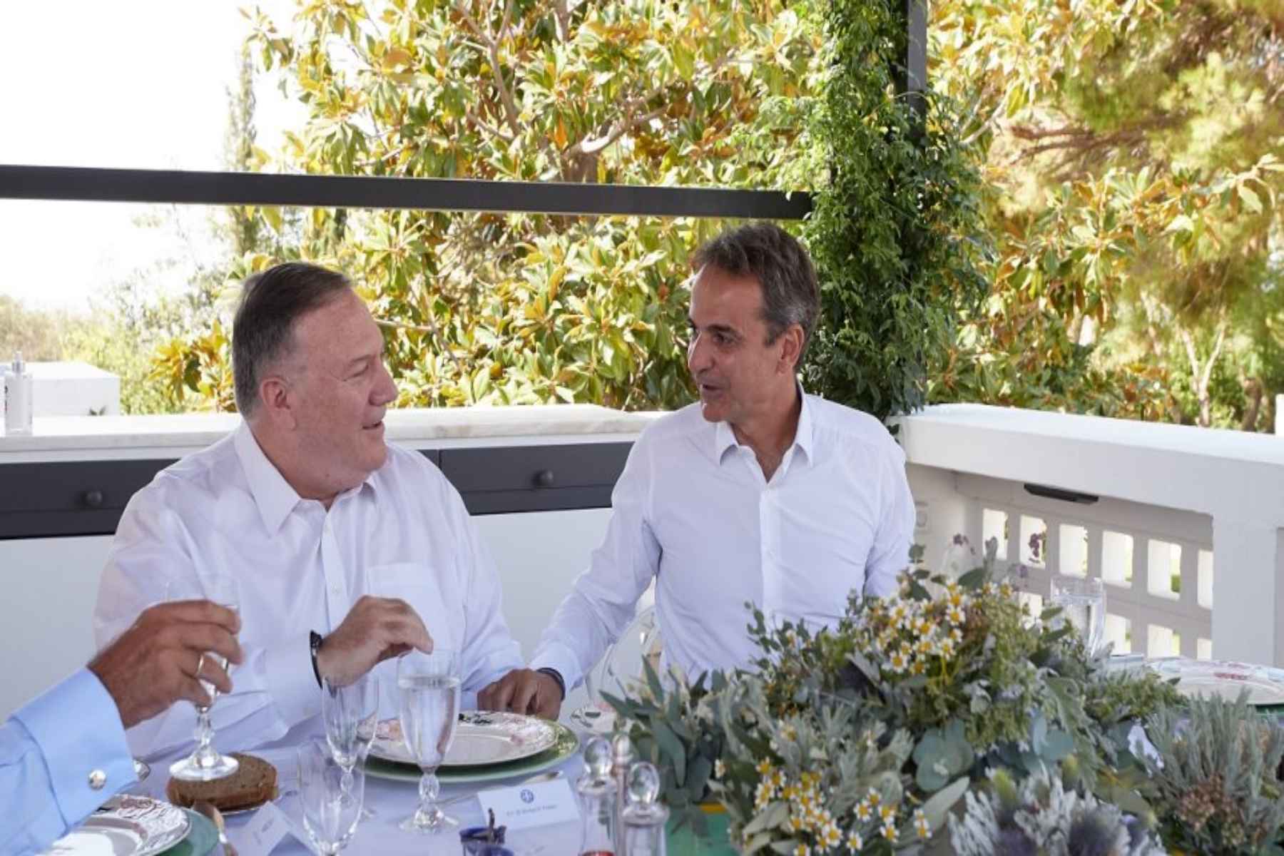 Μητσοτάκης Πομπέο: Οι πρώτες εικόνες από το γεύμα εργασίας στο πατρικό σπίτι του πρωθυπουργού στα Χανιά