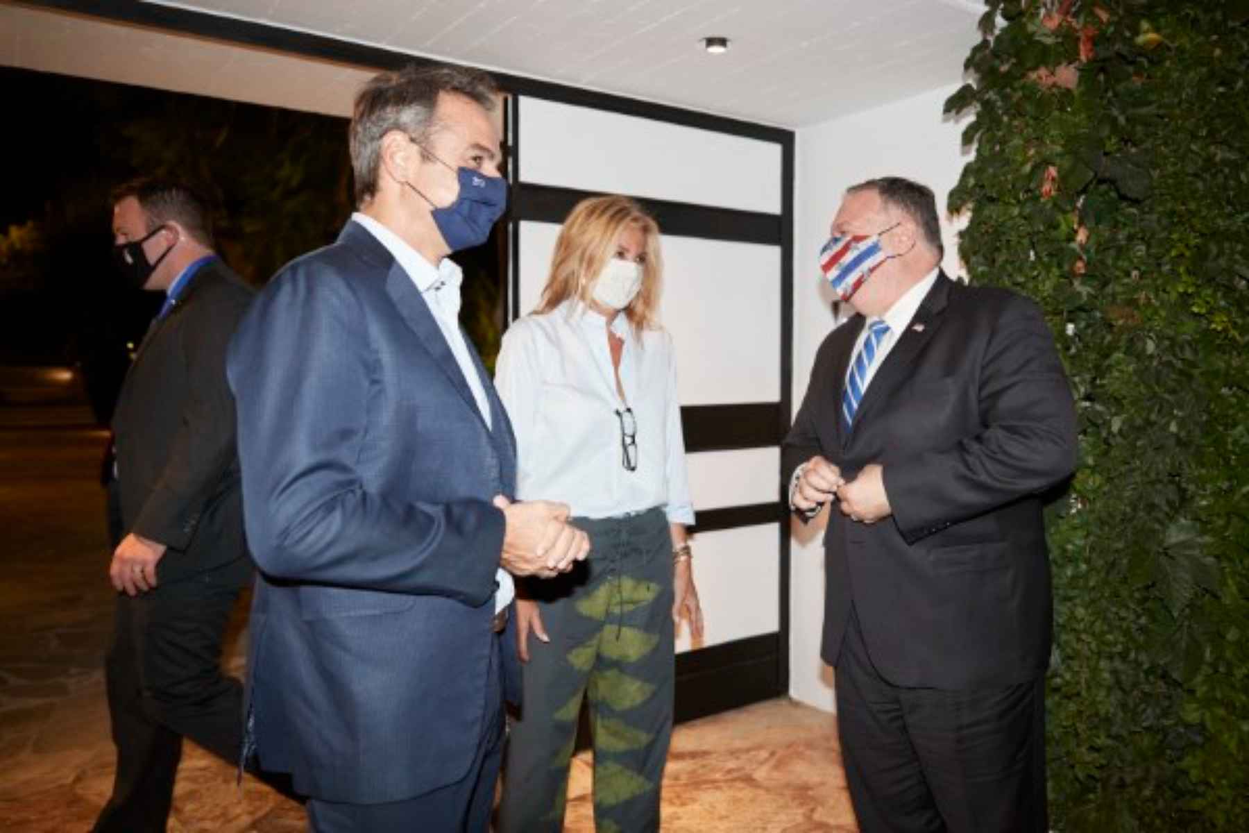 Χανιά: Στο πατρικό σπίτι του πρωθυπουργού ο Μάικ Πομπέο – Τα αυστηρά μέτρα και η θερμή υποδοχή