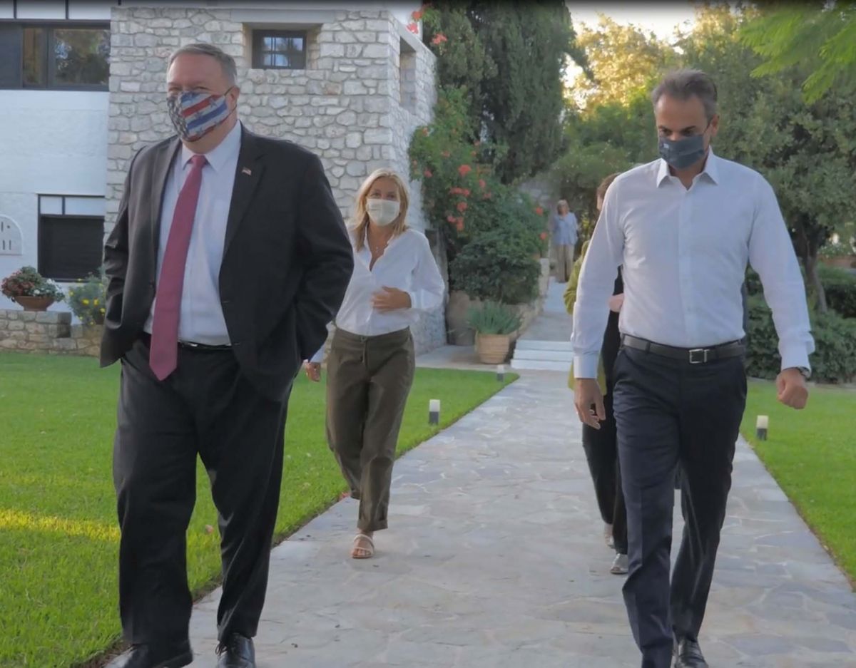 Πομπέο Μητσοτάκης: Η στιγμή που φεύγει από το πατρικό σπίτι του πρωθυπουργού στα Χανιά [vid]