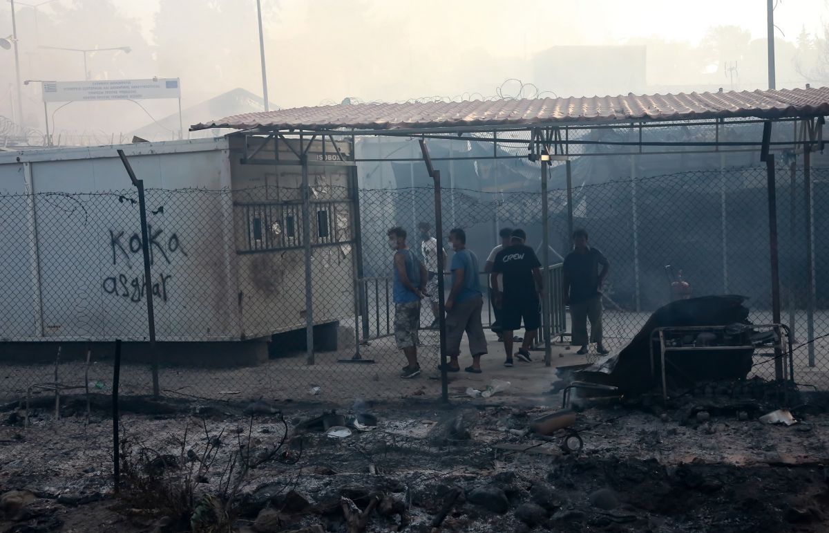 Μόρια: Εσπευσμένα στη Λέσβο οι υπουργοί Εσωτερικών, Μετανάστευσης και Ασύλου και ο πρόεδρος του ΕΟΔΥ