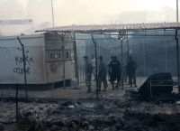 Μόρια: Εσπευσμένα στη Λέσβο οι υπουργοί Εσωτερικών, Μετανάστευσης και Ασύλου και ο πρόεδρος του ΕΟΔΥ