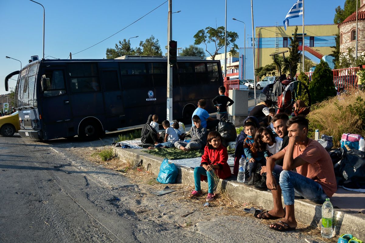 Μόρια μετανάστες: Διαμαρτυρία χιλιάδων ατόμων στη Λέσβο – Ζητούν να φύγουν [pics+vid]