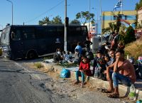 Μόρια μετανάστες: Διαμαρτυρία χιλιάδων ατόμων στη Λέσβο – Ζητούν να φύγουν [pics+vid]