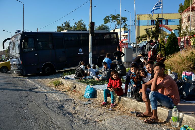Μόρια μετανάστες: Διαμαρτυρία χιλιάδων ατόμων στη Λέσβο – Ζητούν να φύγουν [pics+vid]