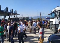 Καμένα Βούρλα: Νέο μπλόκο στην Εθνική με τους κατοίκους να διαμαρτύρονται – Ένταση στα διόδια [pics+vid]