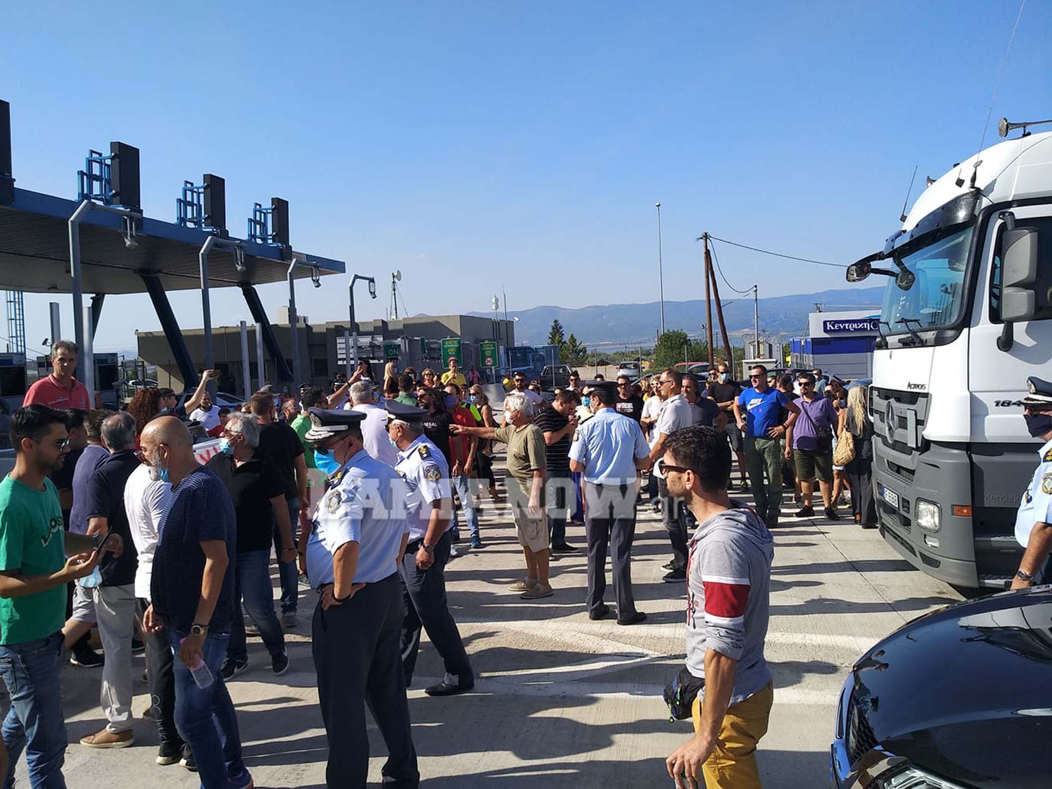 Καμένα Βούρλα: Νέο μπλόκο στην Εθνική με τους κατοίκους να διαμαρτύρονται – Ένταση στα διόδια [pics+vid]