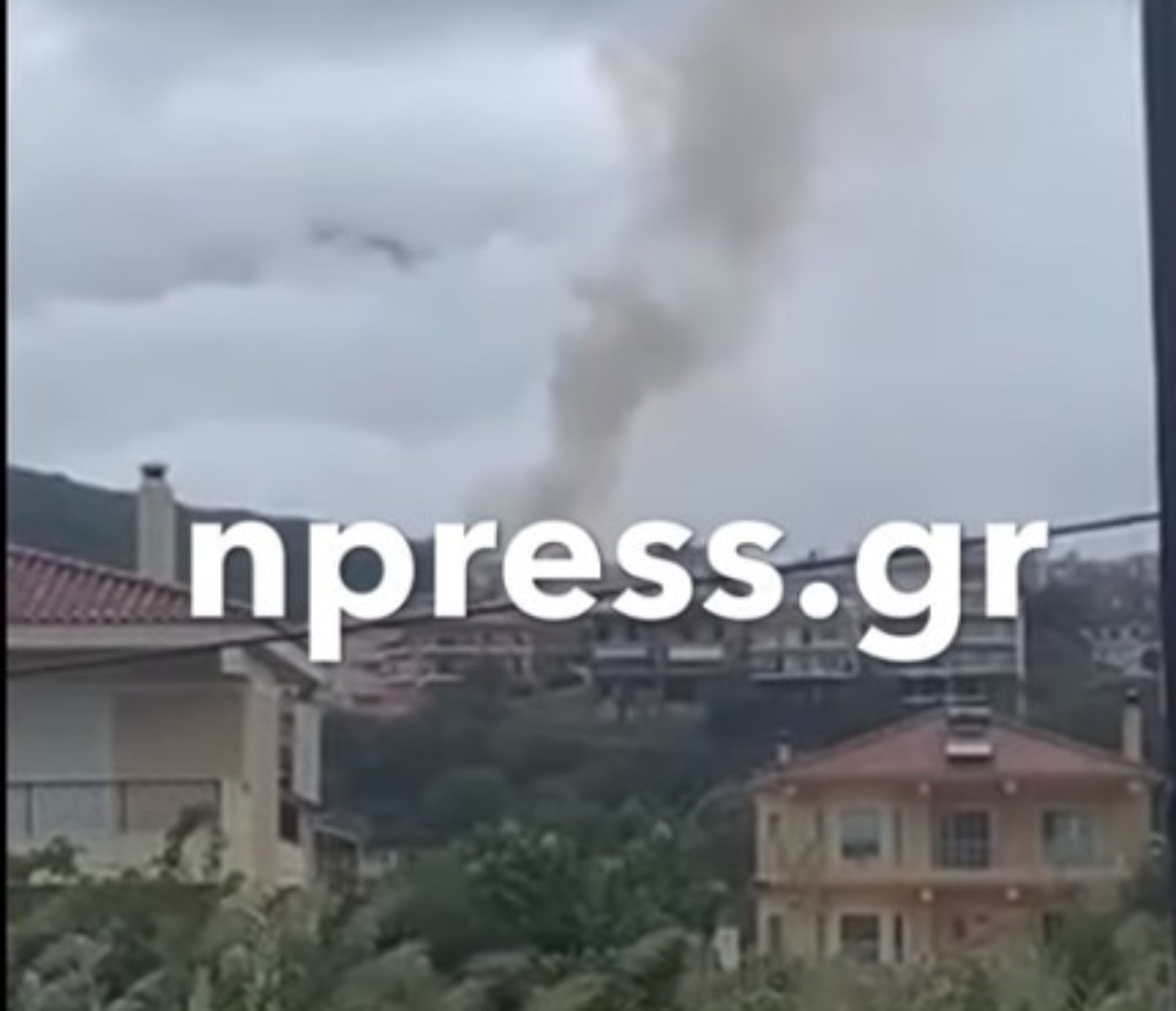 Ναύπακτος κεραυνός: Χτυπάει σπίτι και αυτό παίρνει φωτιά [vid]