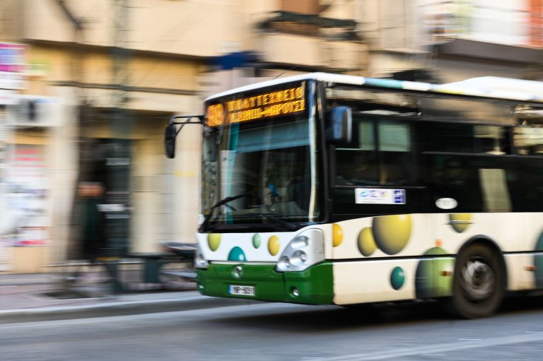 Ξύλο σε λεωφορείο: Ηλικιωμένος επιτέθηκε σε νεαρό που δεν φορούσε μάσκα [vid]