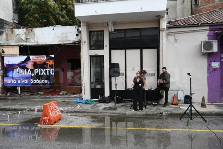 Με live μουσική και ζεϊμπέκικα, γκρεμίστηκε ιστορικός οίκος ανοχής στη Λάρισα