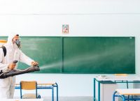 Δήμος Αθηναίων: Απολυμάνσεις, αντισηπτικά και υλικά καθαριότητας σε όλα τα σχολεία