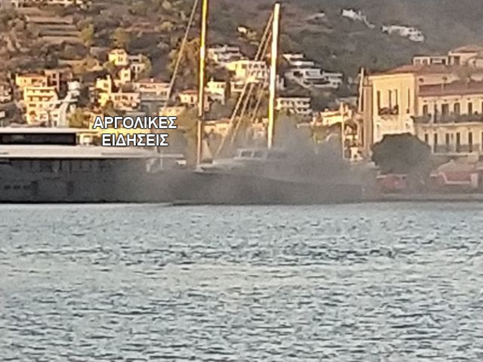 Φωτιά σε πλοίο: Δύο τραυματίες μετά το ξέσπασμα πυρκαγιάς σε καράβι αναψυχής στον Πόρο