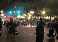 Πόρτλαντ: Μικρή η συγκέντρωση των ακροδεξιών – Επίθεση της αστυνομίας σε δημοσιογράφους και αντιρατσιστές Πόρτλαντ: Μικρή η συγκέντρωση των ακροδεξιών – Επίθεση της αστυνομίας σε δημοσιογράφους και αντιρατσιστές