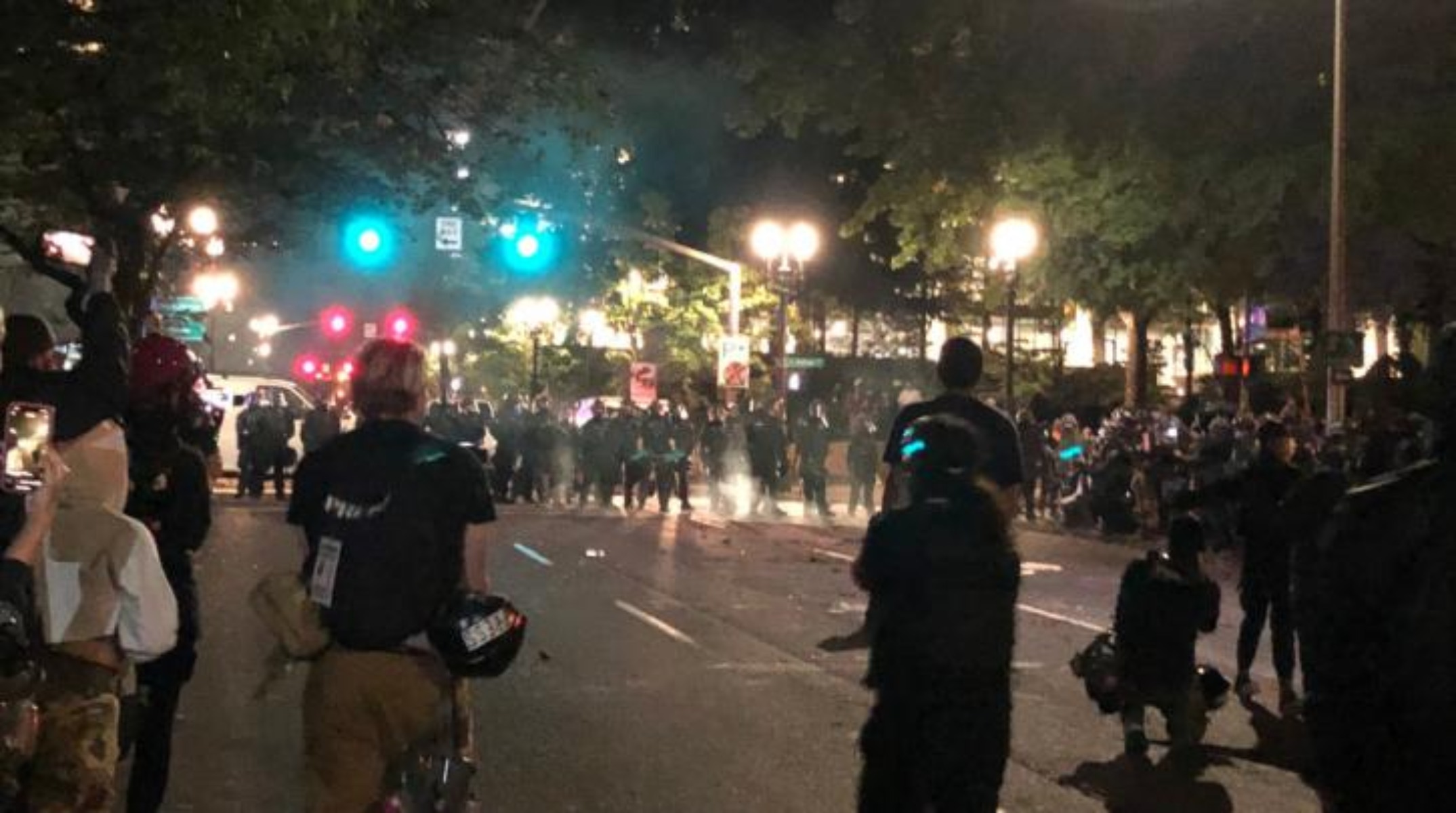 Πόρτλαντ: Μικρή η συγκέντρωση των ακροδεξιών – Επίθεση της αστυνομίας σε δημοσιογράφους και αντιρατσιστές