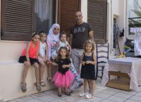 “Η Κρήτη μας έχει αγκαλιάσει” – Η νέα ζωή μιας οικογένειας προσφύγων