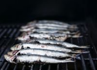 Πώς να μην κολλάει το ψάρι στη σχάρα Πώς να μην κολλάει το ψάρι στη σχάρα