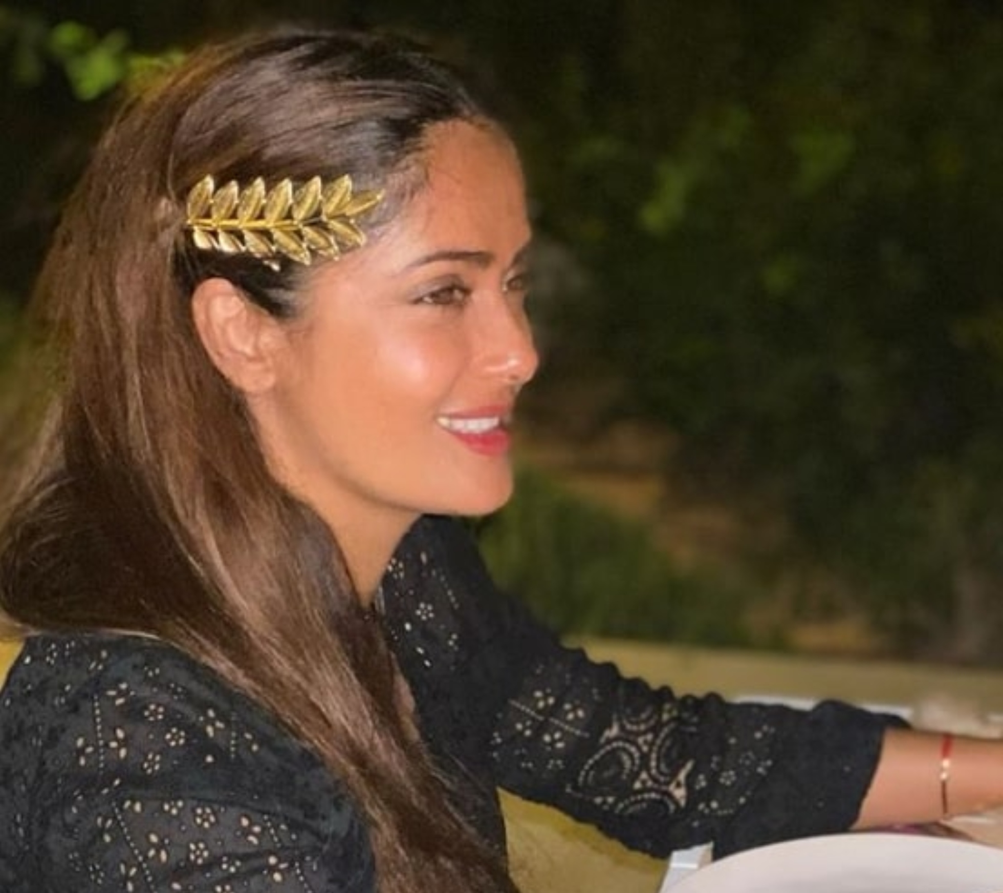 Salma Hayek Πάρος: Απολαμβάνει τις διακοπές της στην Ελλάδα – Χορεύει ζεϊμπέκικο και σπάει πιάτα