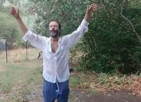 Θανάσης Ευθυμιάδης Instagram: Χορεύει πυρρίχιο μόνος και ξυπόλητος στην καταρρακτώδη βροχή Θανάσης Ευθυμιάδης Instagram: Χορεύει πυρρίχιο μόνος και ξυπόλητος στην καταρρακτώδη βροχή