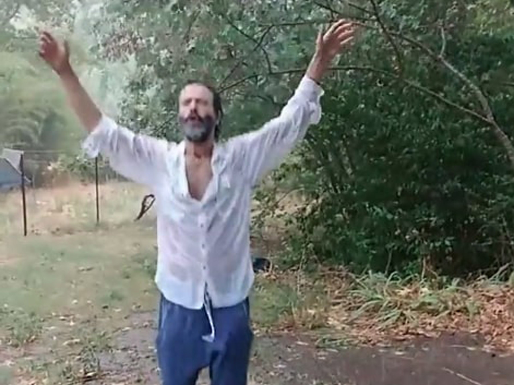 Θανάσης Ευθυμιάδης Instagram: Χορεύει πυρρίχιο μόνος και ξυπόλητος στην καταρρακτώδη βροχή