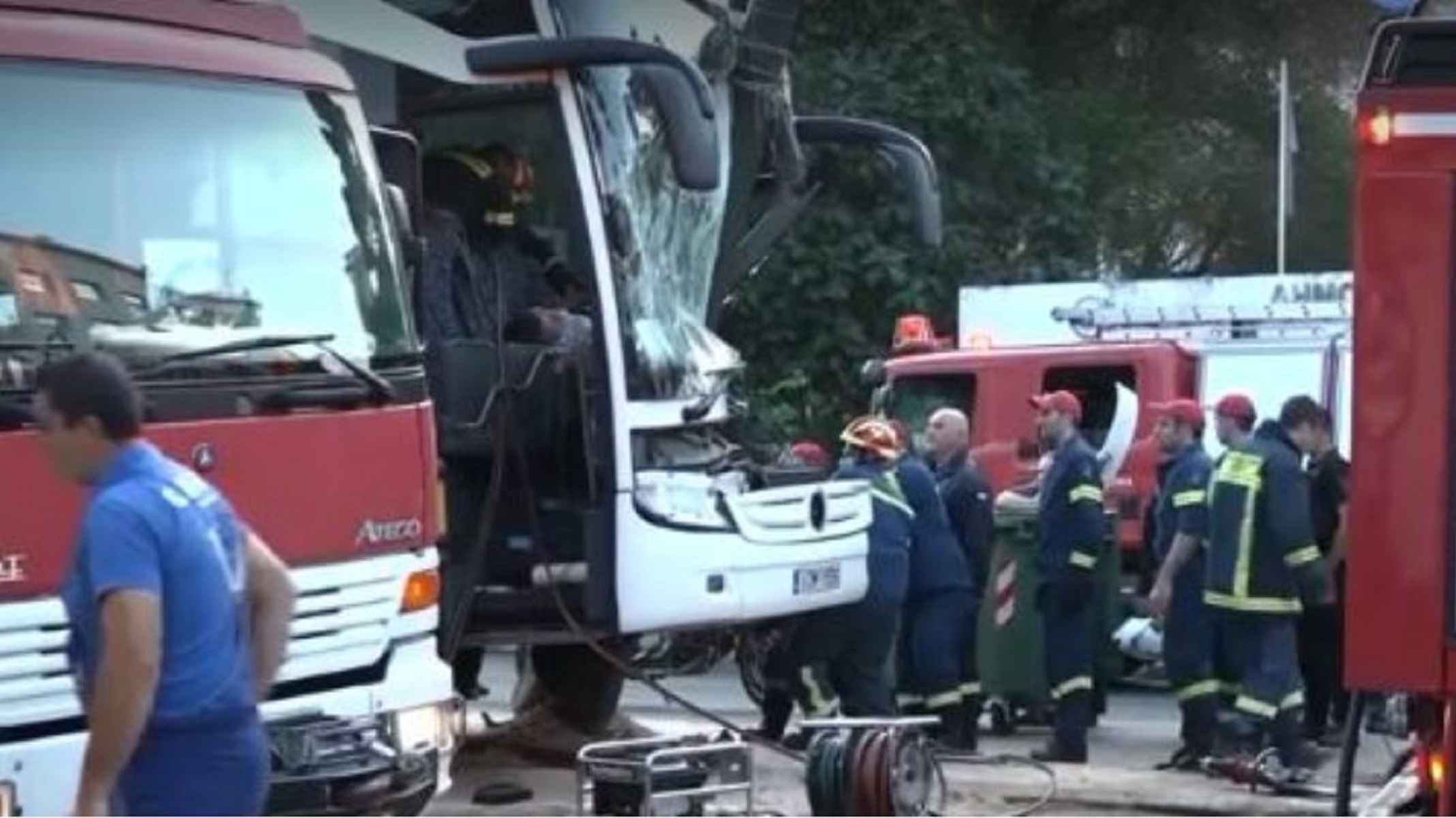Τροχαίο στην Ακτή Μιαούλη: Λεωφορείο «καρφώθηκε» πάνω σε κολόνα