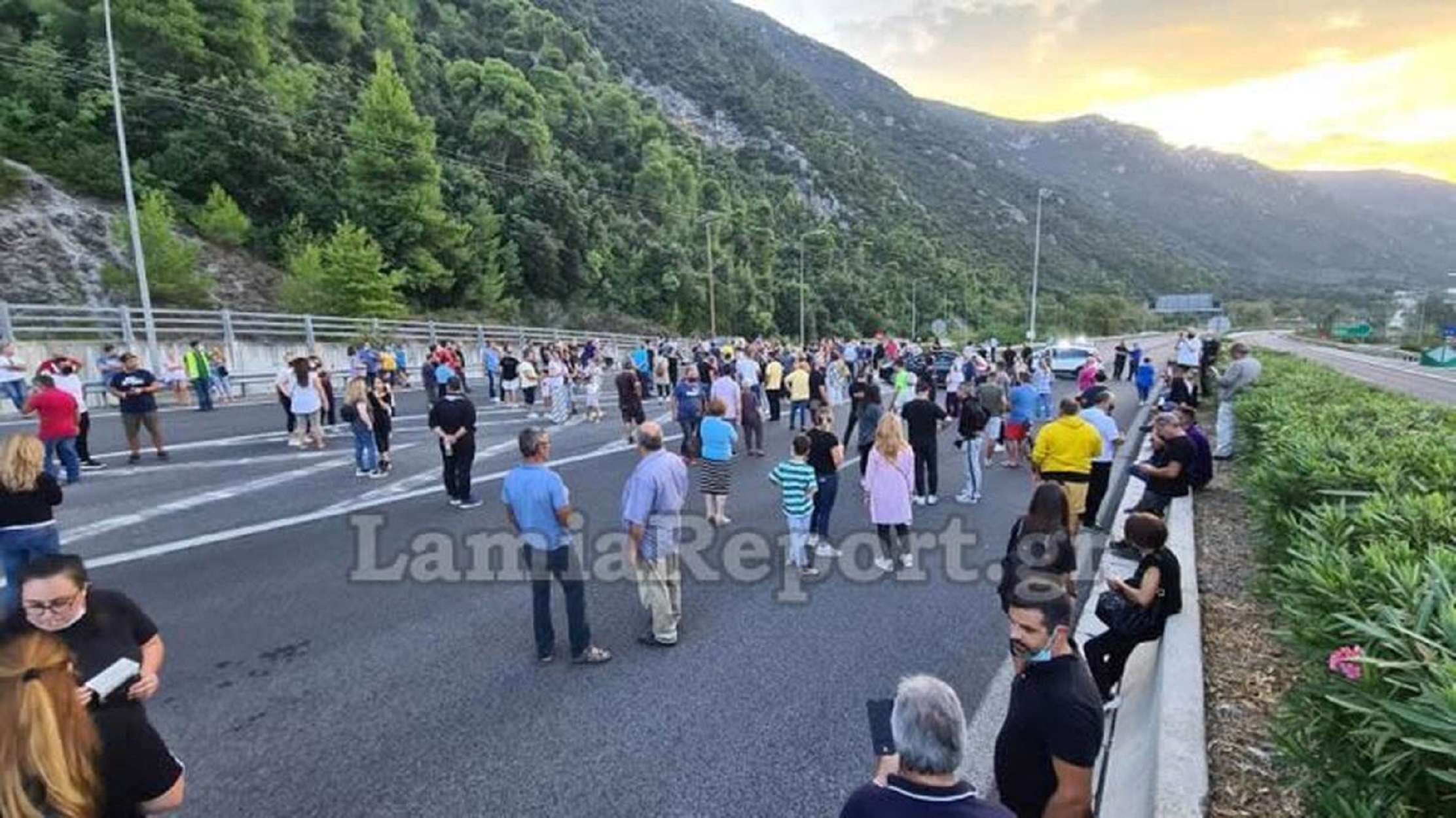 Καμένα Βούρλα: Κάτοικοι άφησαν νηστικά τα προσφυγόπουλα για να τα διώξουν