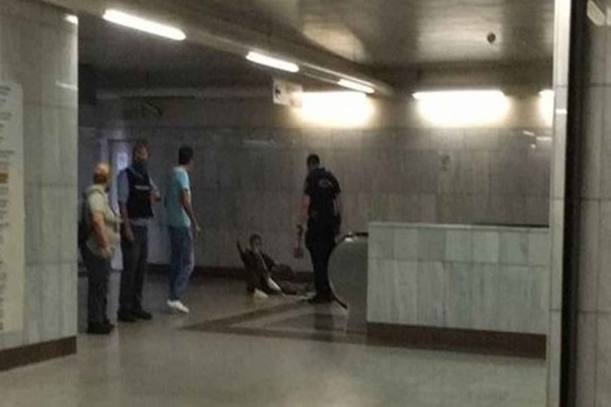Αστυνομικός Ομόνοια: Έδινε κλωτσιές σε άντρα με πατερίτσες μέσα στο μετρό